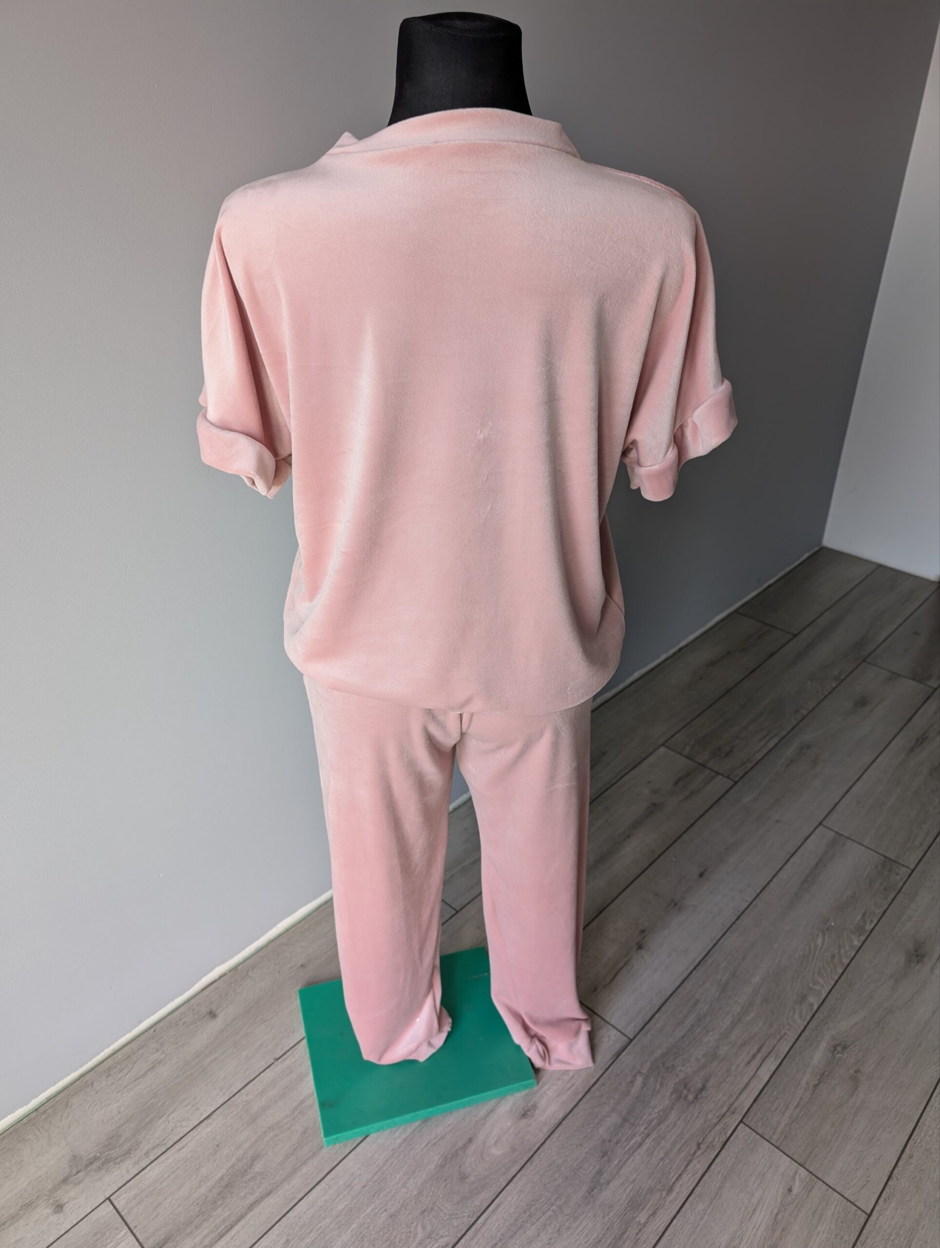 Welurowy dres - obrazek 2